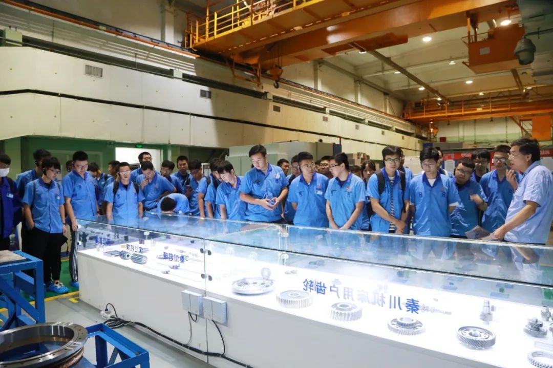 法士特汽車(chē)傳動(dòng)工程研究院組織新員工到秦川集團(tuán)參觀學(xué)習(xí)