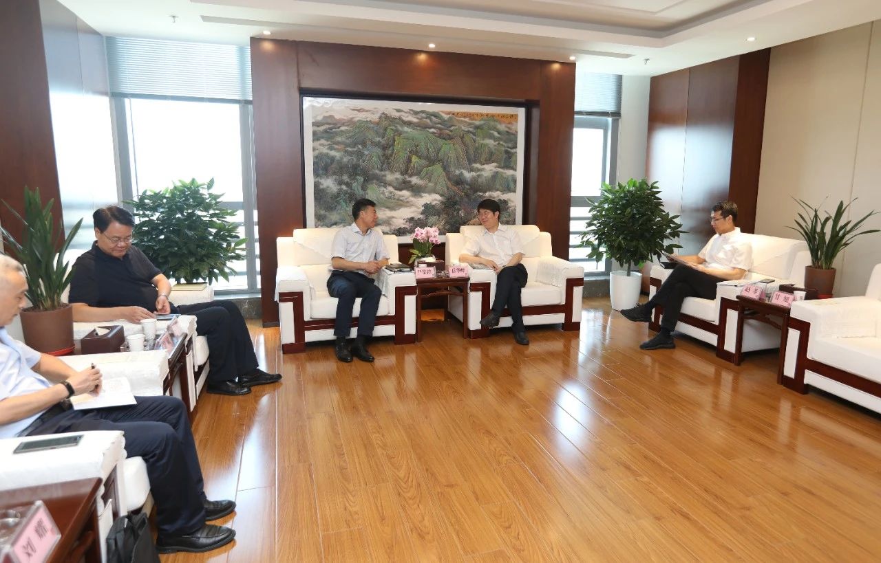 西安市政協(xié)主席、西咸新區(qū)黨工委書記岳華峰會(huì)見嚴(yán)鑒鉑董事長(zhǎng)