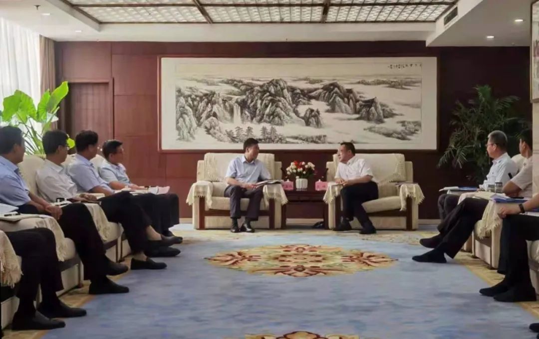 渭南市委、市政府領(lǐng)導(dǎo)會(huì)見嚴(yán)鑒鉑董事長(zhǎng)